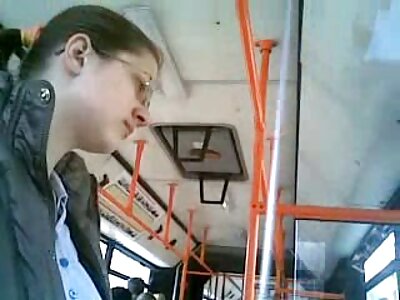 Adeline तिच्या पुच्चीच्या आत खोल dildo shoves
